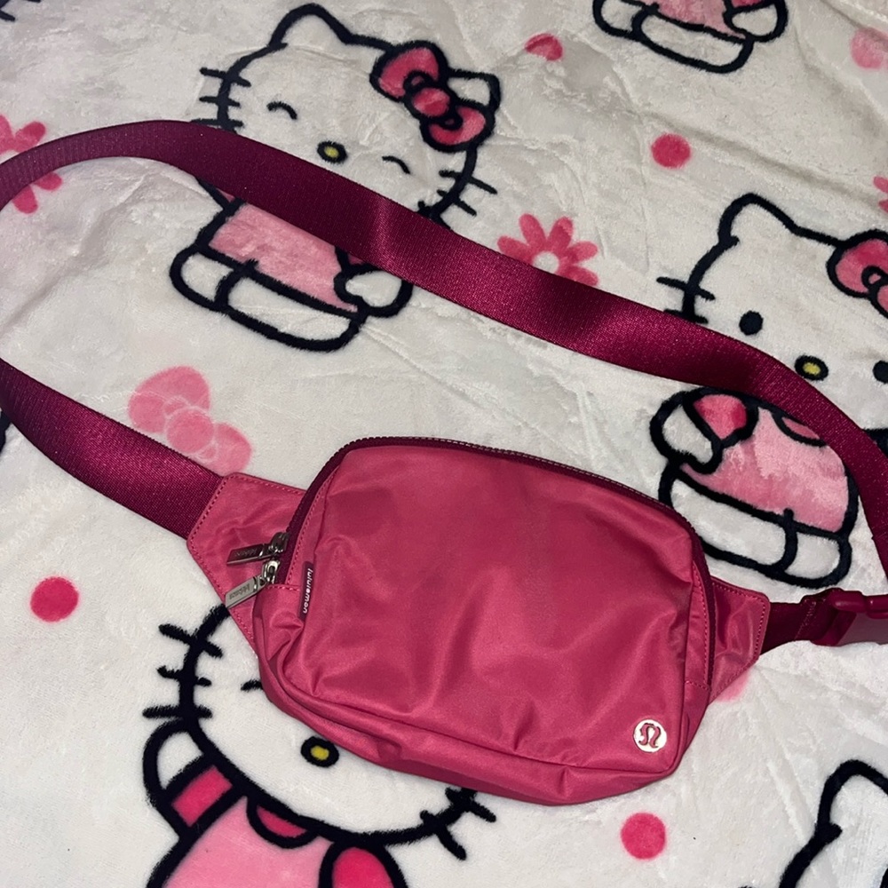 Lululemon belt bag large 2L raspberry/wildberry